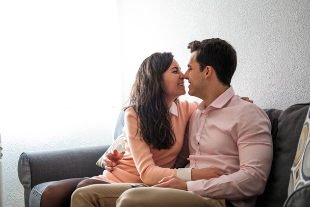 jeune couple amoureux dans le canapé - Photo, image