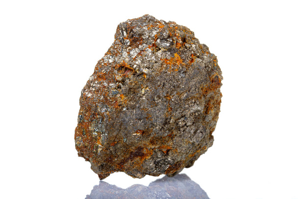 макроминеральный камень Арсенопирит на белом фоне крупным планом - Фото, изображение
