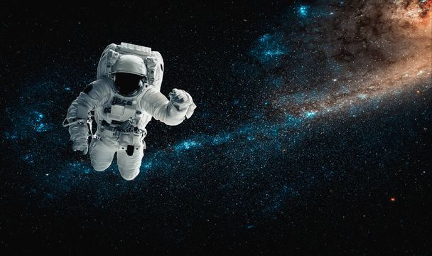 astronauta astronauta fare passeggiata spaziale mentre si lavora per la stazione spaziale - Foto, immagini