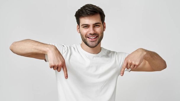 Young man wearing t-shirt pointing thumbs down - Фото, зображення