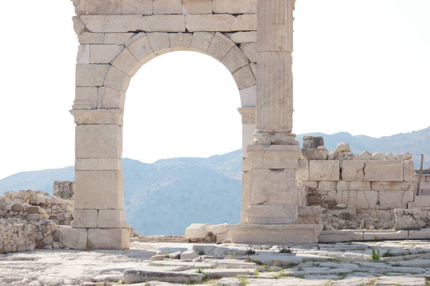 Ruinas de la antigua ciudad de Hierapolis, Pamukkale, Denizli, Turquía. - Foto, Imagen