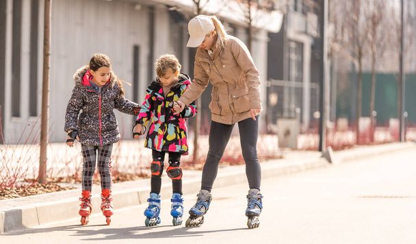 madre insegna figlia a pattinare a rotelle - Foto, immagini