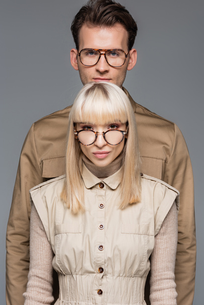 Models mit Brille blicken vereinzelt auf graue Kamera - Foto, Bild