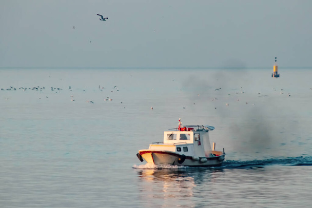 lever de soleil et bateaux de pêche sur la mer de marmara à Istanbul - Vecteur, image