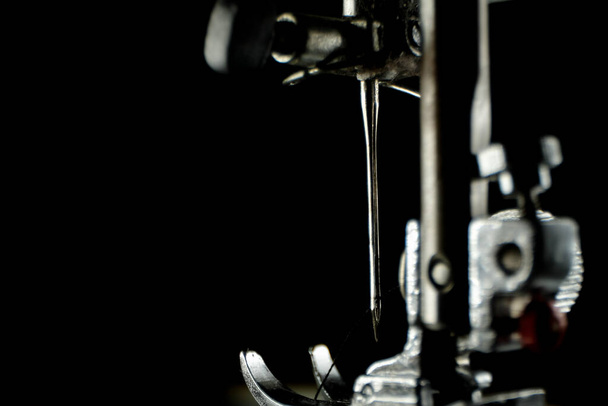 Нитевая игла швейной машинки  - Фото, изображение