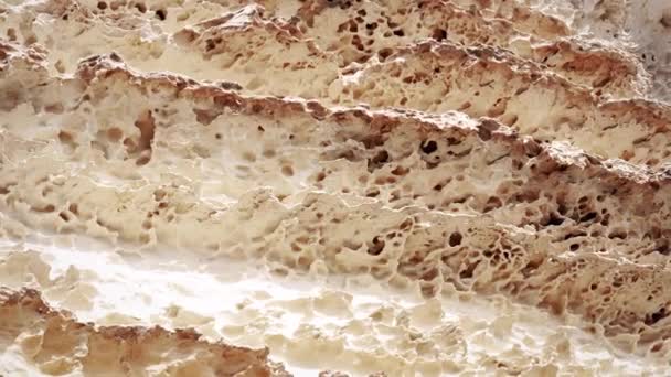 Επιφάνεια αμμώδης βράχος. Βραχώδης ακτή της Κασπίας Θάλασσας. - Πλάνα, βίντεο