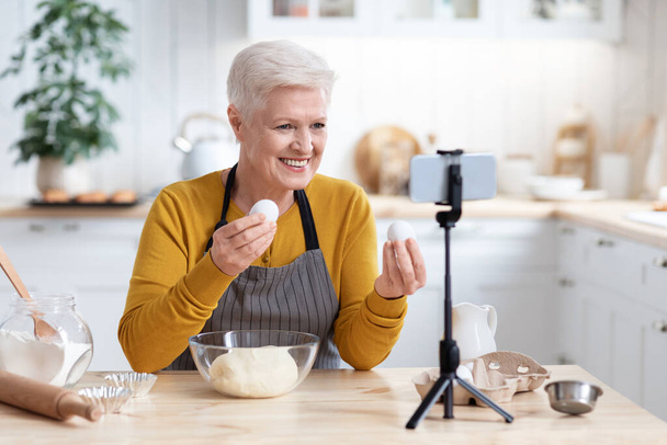 Positive Seniorin kulinarischer Vlogger sendet von zu Hause - Foto, Bild