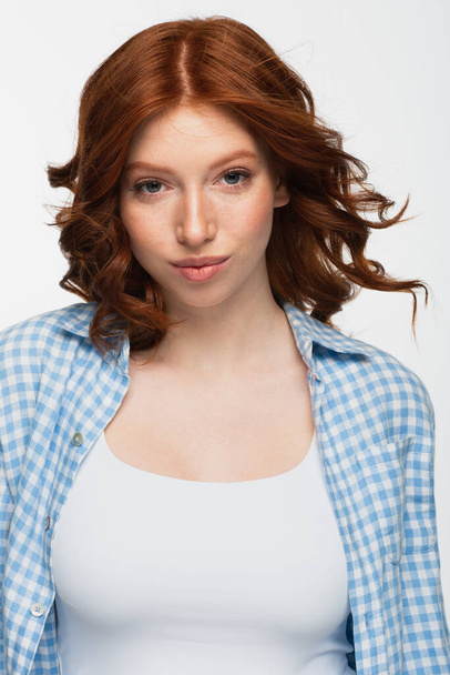 pelirroja joven con camisa a cuadros azul aislada en blanco - Foto, Imagen