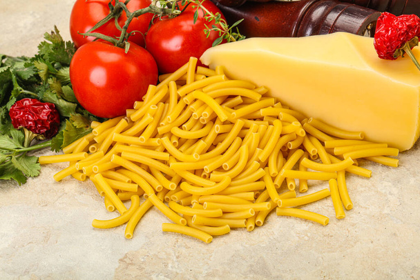 İtalyan makarnası çiğ Maccheroni, sebze pişirmek için. - Fotoğraf, Görsel