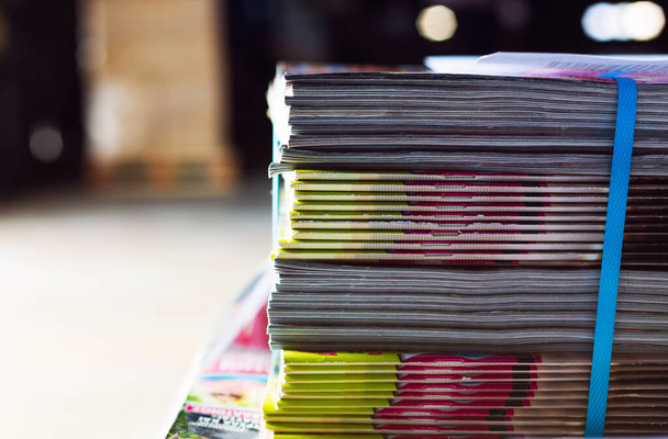 Verbundene Stapel Zeitschriften in einem Lagerhaus - Foto, Bild