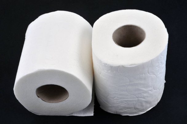 Рулоны туалетной бумаги крупным планом на красном фоне - Фото, изображение