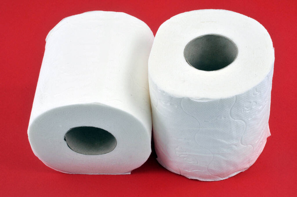 Rolki papieru toaletowego zbliżenie na czerwonym tle - Zdjęcie, obraz