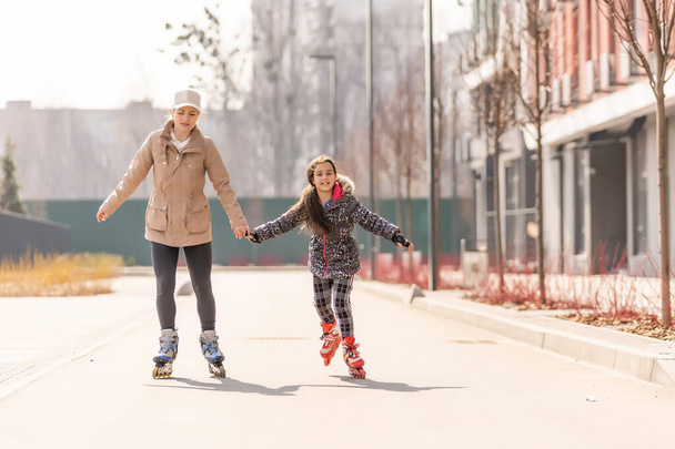 Uma família feliz em patins, mãe e filha em patins - Foto, Imagem