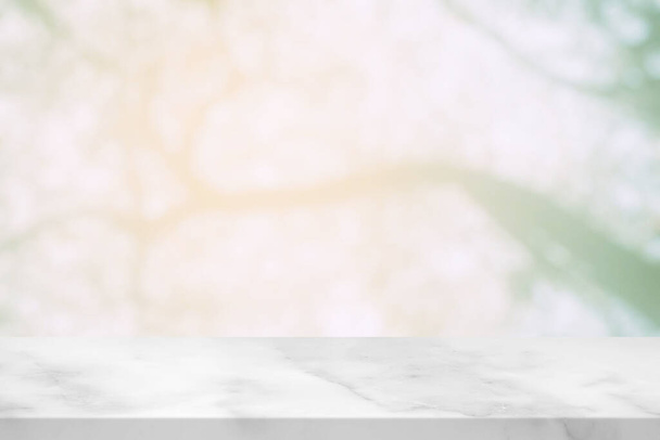Prázdný mramorový stůl s bílou krásnou Bokeh zahradní pozadí pro prezentaci produktu. - Fotografie, Obrázek
