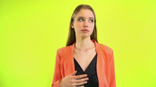 vrouw rollende ogen terwijl ze het beu is of zich verveelt met de gesprekspartner - Video