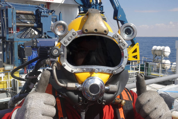 Mergulhador comercial profissional com um capacete trabalhando na indústria offshore - Foto, Imagem