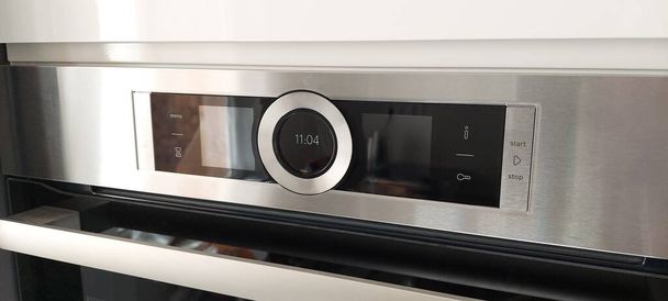 οθόνη αφής με ψηφιακό ρολόι στον πίνακα ελέγχου χάλυβα των συσκευών κουζίνας - Φωτογραφία, εικόνα