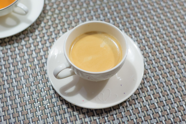 Чашка кави на столі готова випити
 - Фото, зображення