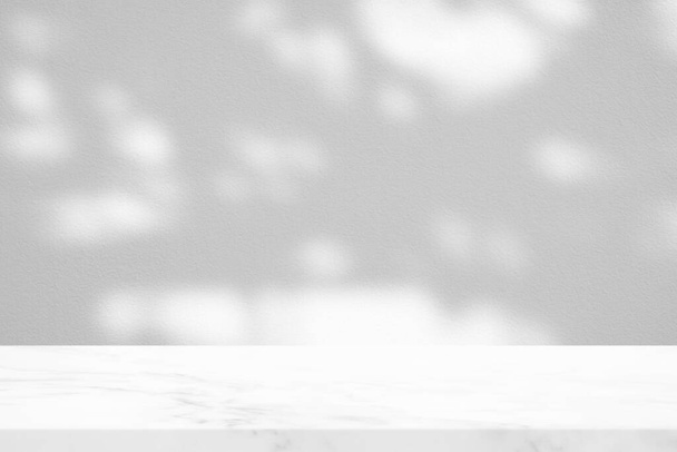 Mesa de mármore branco com sombra de árvore no jardim em fundo de textura de parede de concreto, adequado para apresentação de produto pano de fundo, exibição e falsificação. - Foto, Imagem
