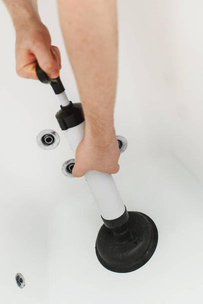 Υδραυλική μπανιέρα αποκόλλησης με επαγγελματικό καθαριστικό αντλίας. - Φωτογραφία, εικόνα