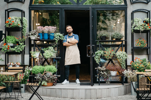 Уверенный бизнесмен, владелец цветочного магазина и реклама современной студии в деревенском стиле - Фото, изображение
