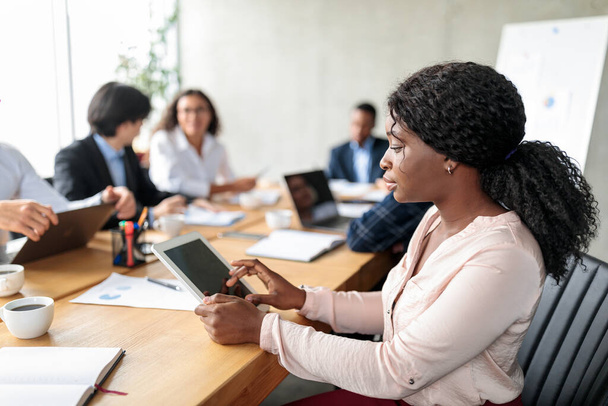 Black Businesswoman Digitális Tablet Ülés alatt vállalati találkozó beltéri - Fotó, kép