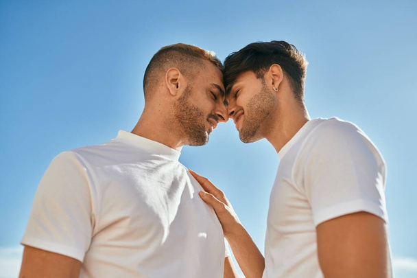 Romántico joven pareja gay en la playa. - Foto, imagen