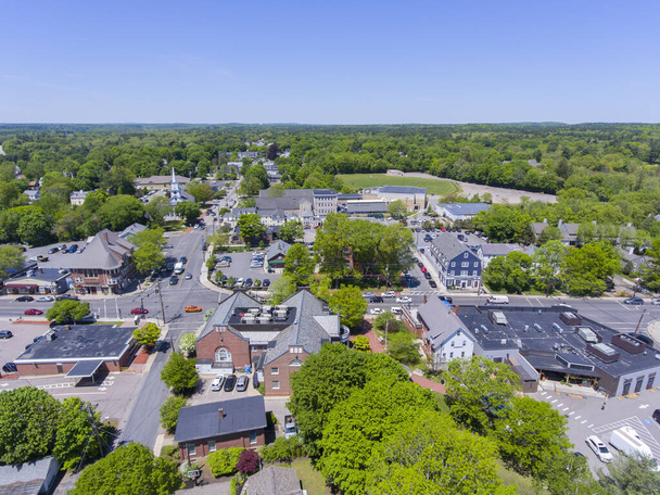 Vue aérienne du centre-ville historique de Medfield et de Main Street en été, Medfield, Boston Metro West area, Massachusetts MA, États-Unis. - Photo, image