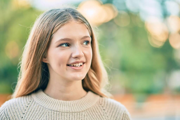 Beautiful caucasian teenager smiling happy standing at the city. - Valokuva, kuva
