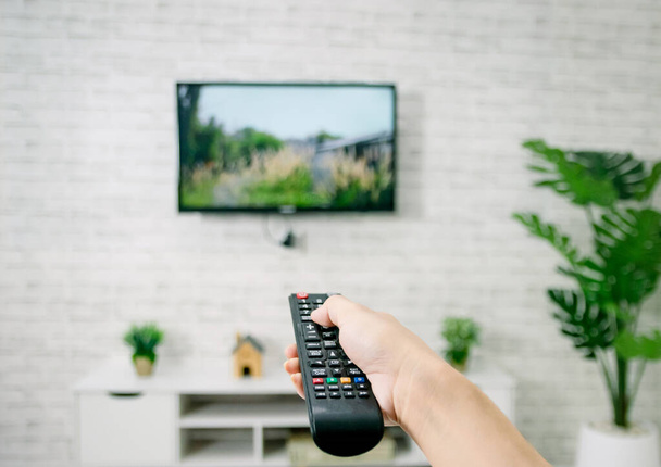 Mantenga la mano sala de estar tv control remoto - Foto, imagen