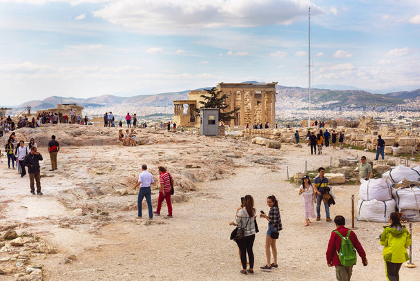 ATÉNY, ŘECKO - 01. 10. 2015: Turisté poblíž chrámu Erechtheion v řecké Akropoli, Atény, Řecko - Fotografie, Obrázek