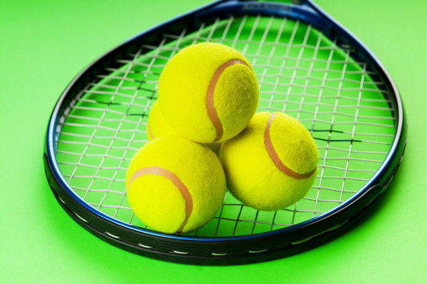 Concepto de tenis con pelotas y raqueta
 - Foto, Imagen