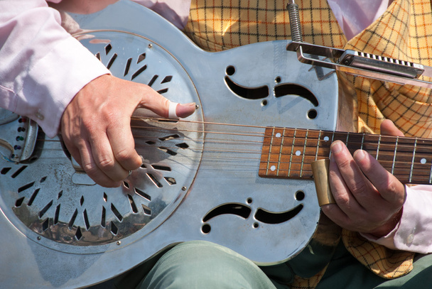 pouliční hudebník hraje dobro kytary - Fotografie, Obrázek