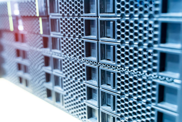 Panel de servidores modernos en el centro de datos vertical - Foto, imagen