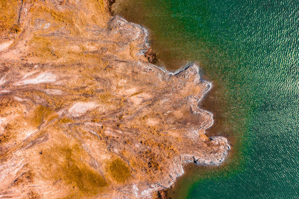 Luftaufnahme der felsigen Meeresküste mit türkisfarbenem, wogendem Wasser. - Foto, Bild