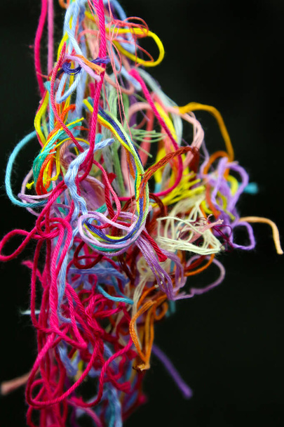 Fios e fios de algodão emaranhado multicolorido para bordado close-up no fundo preto - Foto, Imagem