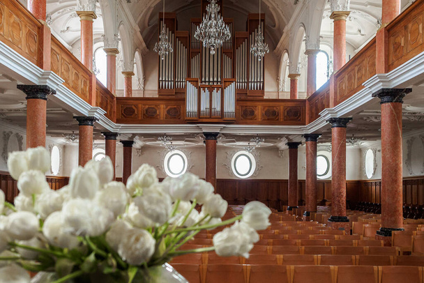 Wnętrze kościoła św. Piotra w Zurychu, Szwajcaria - Zdjęcie, obraz