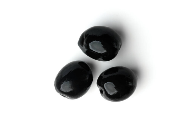 Olives noires isolées sur fond blanc. Vue du dessus. - Photo, image