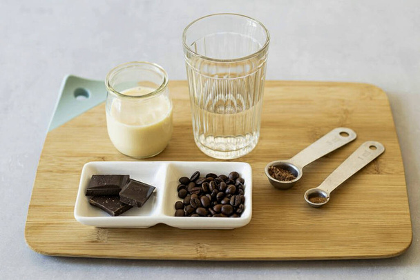 Prepare all the necessary ingredients for the Coffee Marocino. - Foto, Bild