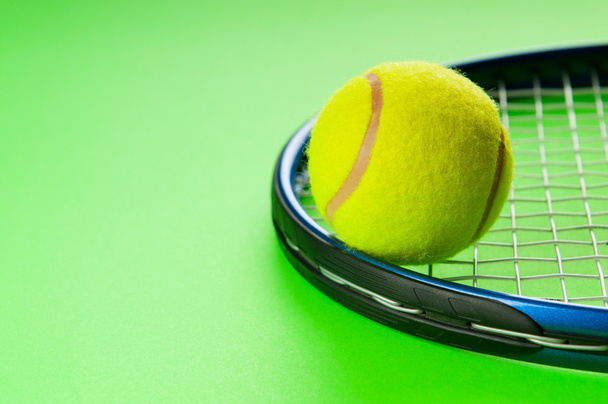 Tennis käsite pallot ja maila
 - Valokuva, kuva