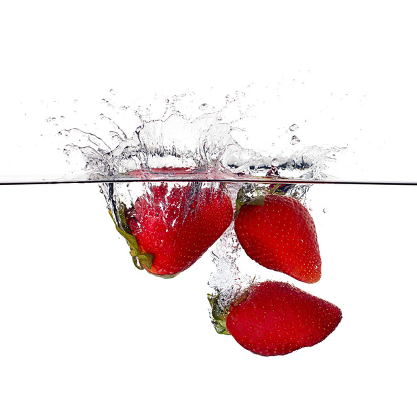 friss eper splash vízben elszigetelt fehér background - Fotó, kép