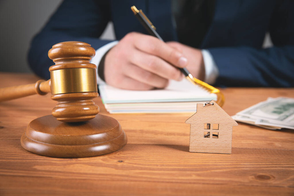 Pojetí dražby nemovitostí nebo rozdělení domu v případě rozvodu. soudní pregavor - Fotografie, Obrázek
