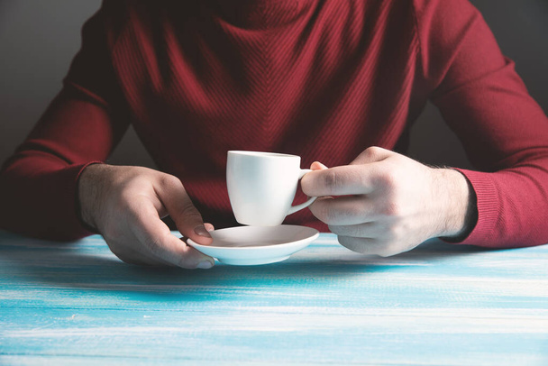 kahvin juominen ja kirjan lukeminen pöydällä - Valokuva, kuva
