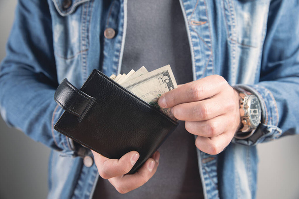 man withdraws money from his wallet - Valokuva, kuva