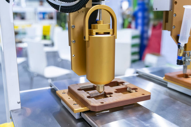 Robot segurando seringa cola Injeção - Foto, Imagem