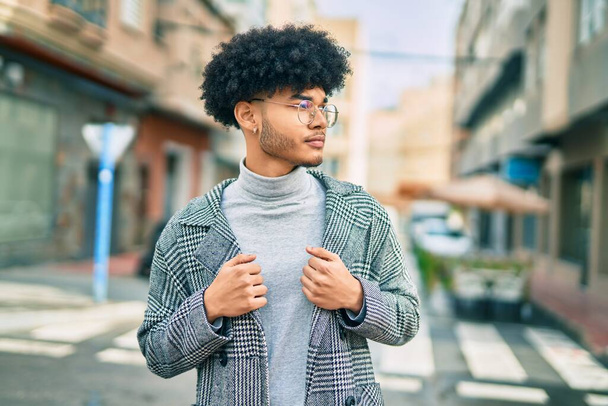Jeune homme d'affaires afro-américain avec une expression sérieuse debout à la ville. - Photo, image