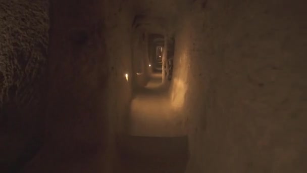 地下都市の部屋を結ぶ長い廊下。地下防衛避難場所生活地下貯蔵室シスタル排水路洞窟内の狭い道路古い石器時代の先史時代の家考古学4K - 映像、動画