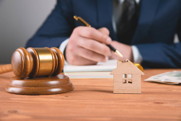 Концепция аукциона недвижимости или разделения дома в случае развода. судебный прегавор - Фото, изображение