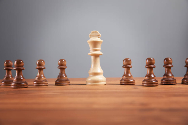 концепция шахматной настольной игры для идей и конкуренции и стратегии, концепция успеха бизнеса. бизнес концепция - Фото, изображение