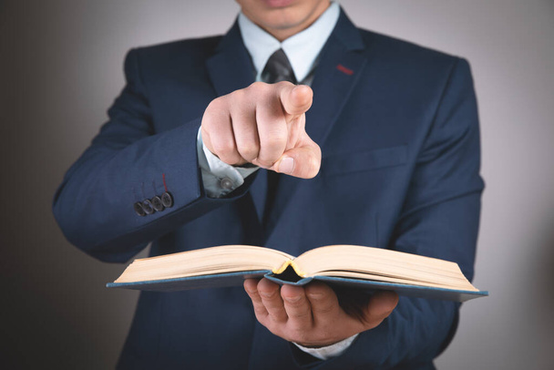 young businessman reading a book - Foto, imagen